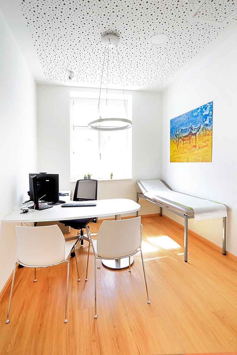 Modernes Behandlungszimmer 1 der Hausarztpraxis